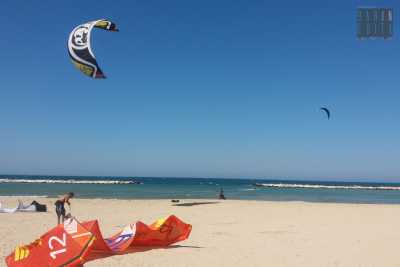 ​Bari, Sup e Kitesurf sulla spiaggia: sembra la California ma � Pane e Pomodoro